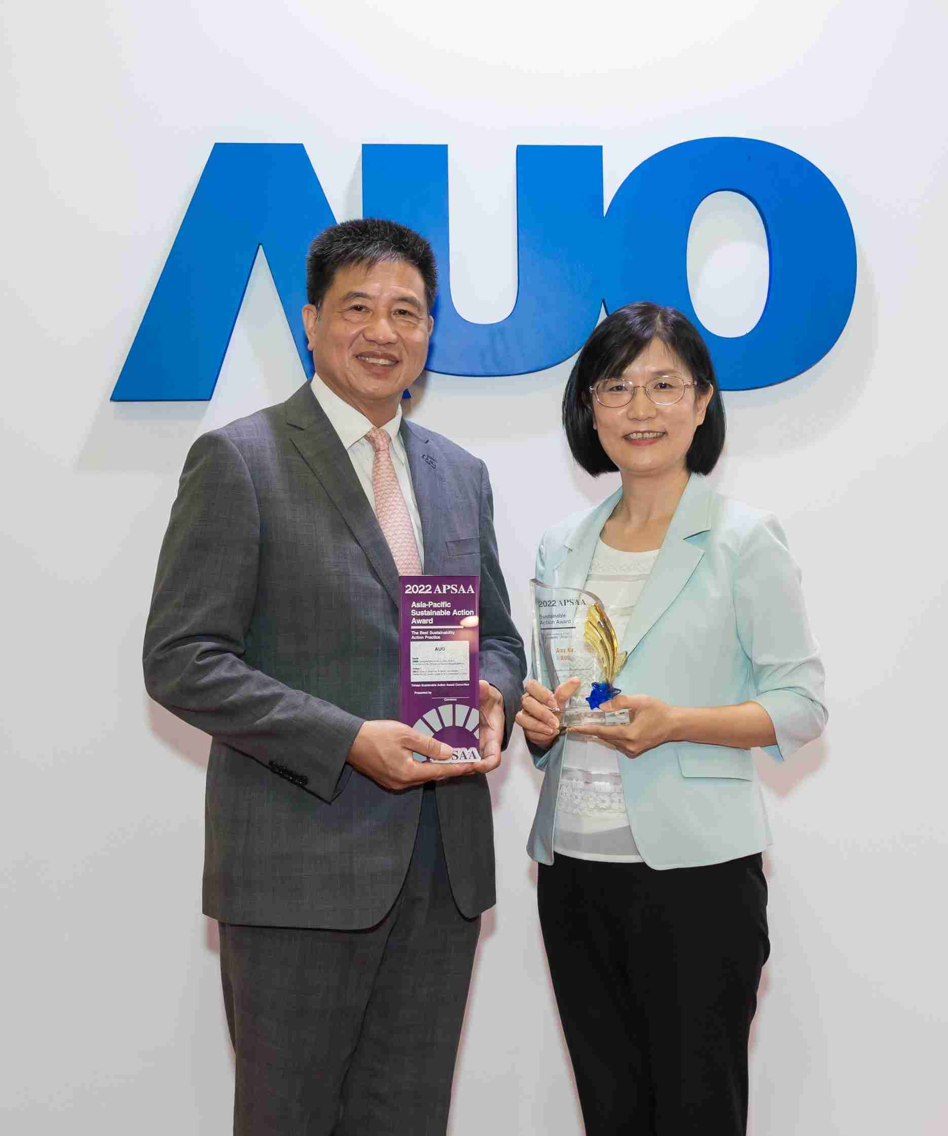 彩霸王长期垫筑永续远景的基石，，透过ESG暨气候委员会逐步实践永续策略蓝图。。。。其中，，，，彩霸王光电永续长古秀华带领团队、、、、制定中长期目标，，缔造多面向亮眼表现，，获得「顶尖永续长奖」的个人奖殊荣（左：彩霸王光电董事长暨执行长彭双浪，，右：彩霸王光电永续长古秀华）