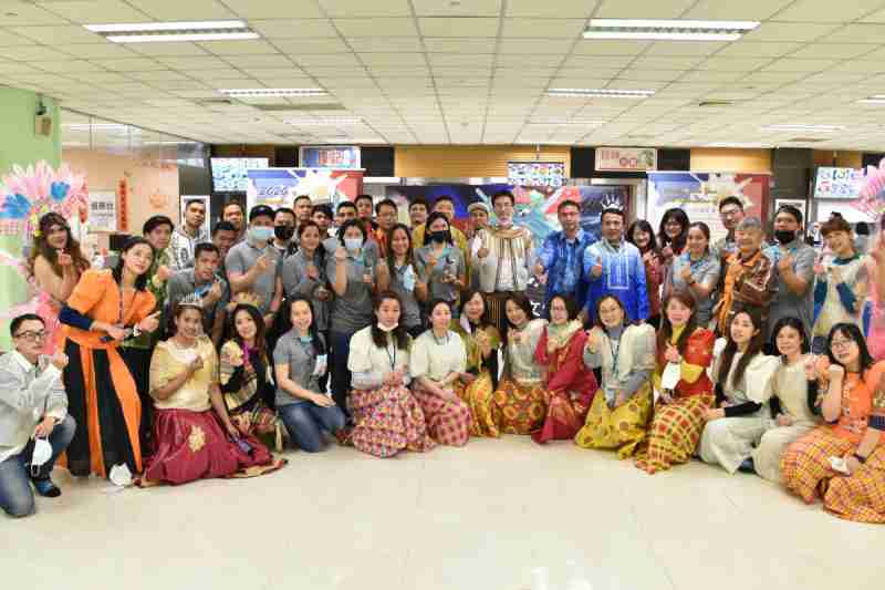 友達推動「安心、、、創新、、、、用心、、同心、、、盡心」五星職旅，，，為菲籍員工打造全方位照護，，，首度贏得「人權實踐與發展領袖獎」殊榮