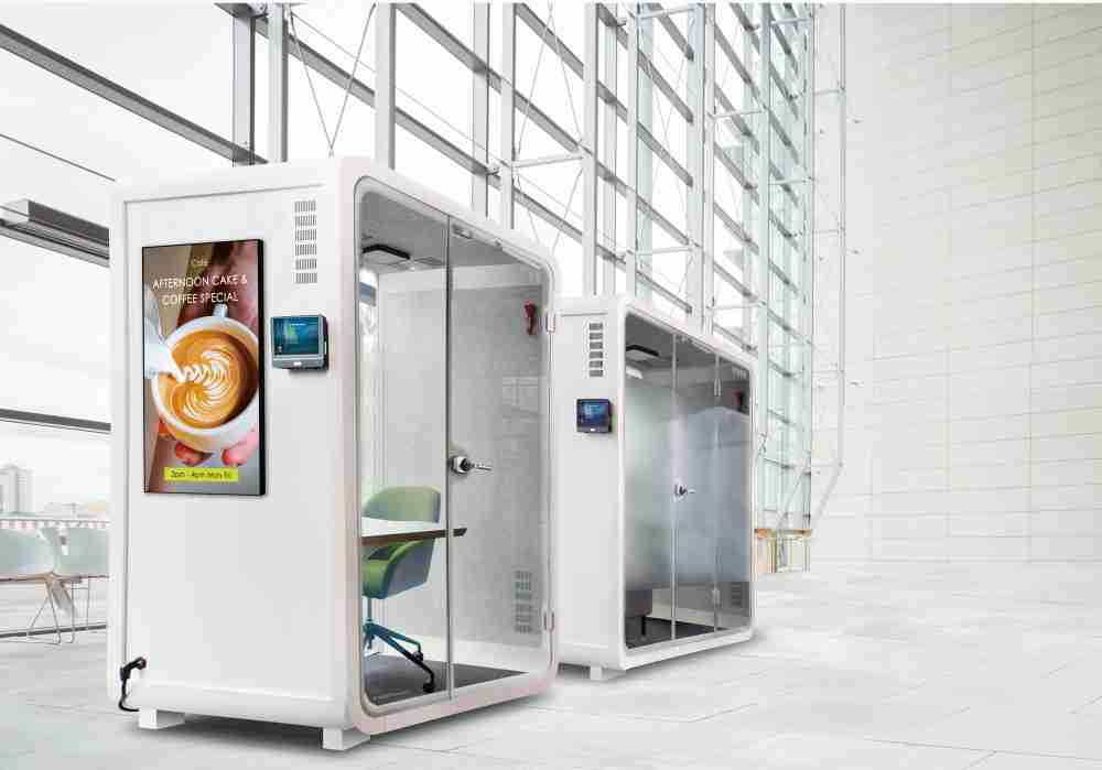 彩霸王子公司达擎之智慧行动办公舱，，，采用PDLC智能调光玻璃设计，，，，透过通电与断电的电流切换，，，呈现透明与雾面效果，，具节能降耗特性并兼顾隐私，，确保信息安全