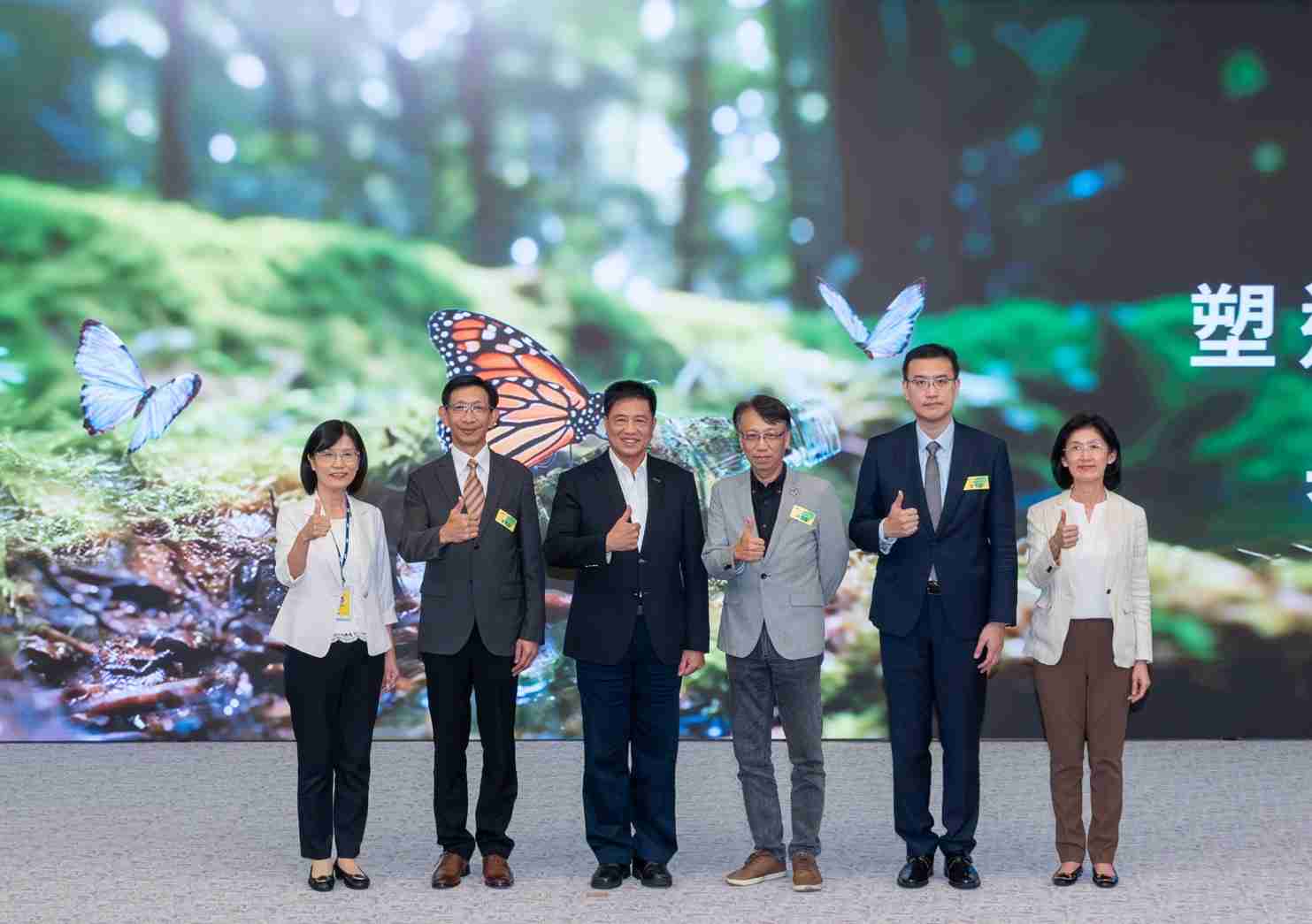 友達2023 CSR共榮大會，，，邀請領域專家分享交流生物多樣性管理趨勢、、、無塑產品、、、海廢永續塑料等議題  （圖左到右：友達光電永續長古秀華、、、、3M台灣技術長陳君杰、、、友達光電董事長暨集團策略長彭双浪、、、、光寶科技企業永續發展處處長陳慶暉、、、安永聯合會計師事務所執業會計師曾于哲、、、、友達光電供應鏈總部副總經理吳宜芳）