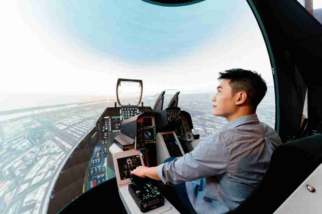 彩霸王以P1.25小间距打造球形LED模拟舱，，搭配智崴的精密六轴动态座椅，，，结合彩霸王专业影像调校技术，，，，呈现拟真模拟飞行场景