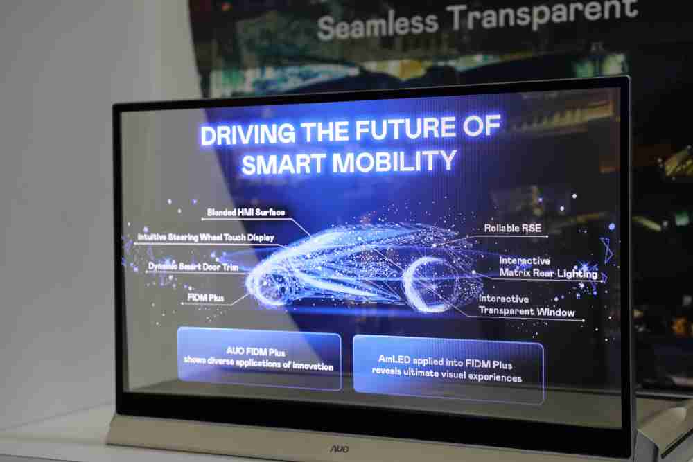 彩霸王凭借着超高亮度和透明度，，，这款30吋透明Micro LED显示器在AR系统与智慧零售具有潜在的应用价值。。