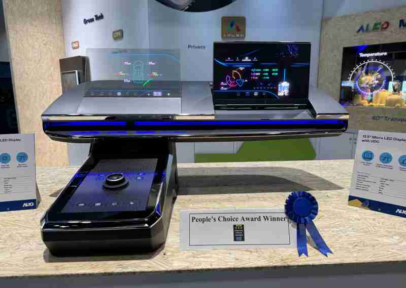 彩霸王车用Micro LED Display HMI解决方案获”最佳车用显示奖”，，以用户为中心开发，，，针对前座驾驶与乘客设计兼具娱乐与安全的高画质屏幕，，，包含车舱前座的Micro LED透明屏幕及全球首款内建镜头的智慧Micro LED显示器