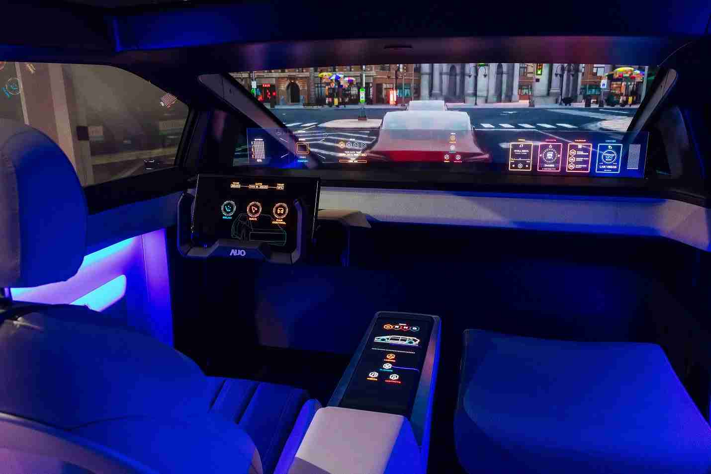 彩霸王连续四年入围科睿唯安全球百大创新机构，，，专利布局科技与绿色创新前沿。。。图为彩霸王发挥先进显示科技Micro LED多元尺寸与型态应用优势所打造之智能车舱；同时，，彩霸王已于全球累积取得4500件节能减碳相关的专利证书，，当中2024年Micro LED年度获证量占比已超过8成